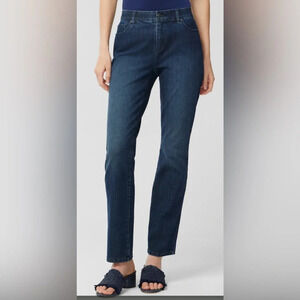 Chico’s FABULOUSLY SLIMMING High Rise 
4-Way-Stretch Ankle Jeans